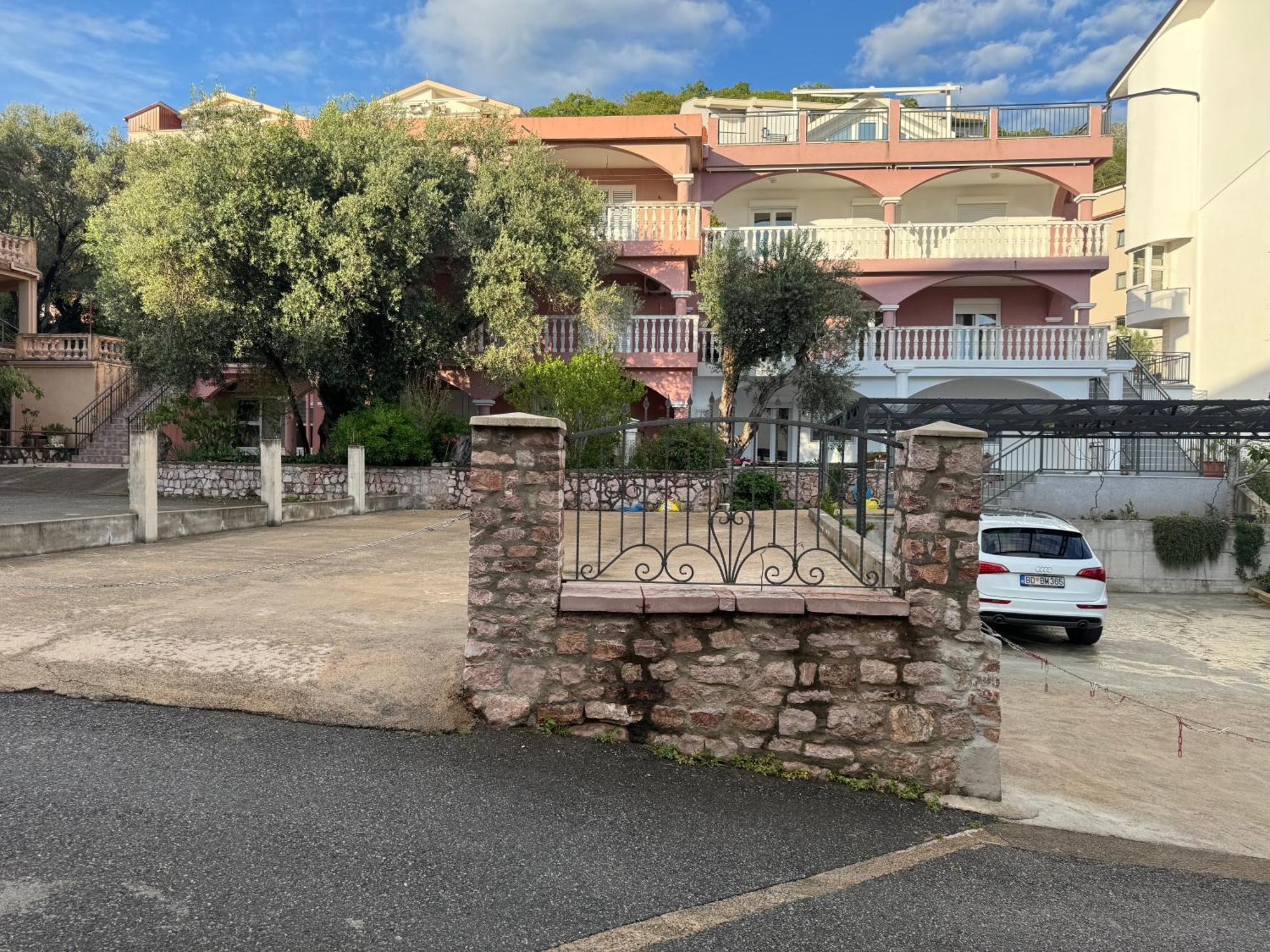 Steps To 3 Bedrooms 2 Bathrooms 2 Kitchens With A Terrace - 2 Parking Spots - Sea View * Sveti Stefan