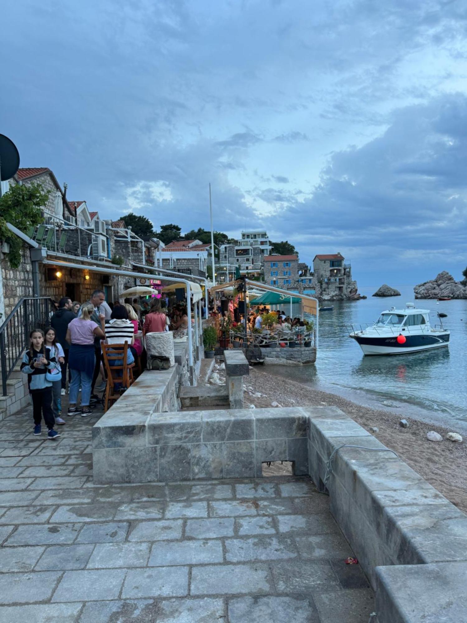 Steps To 3 Bedrooms 2 Bathrooms 2 Kitchens With A Terrace - 2 Parking Spots - Sea View * Sveti Stefan