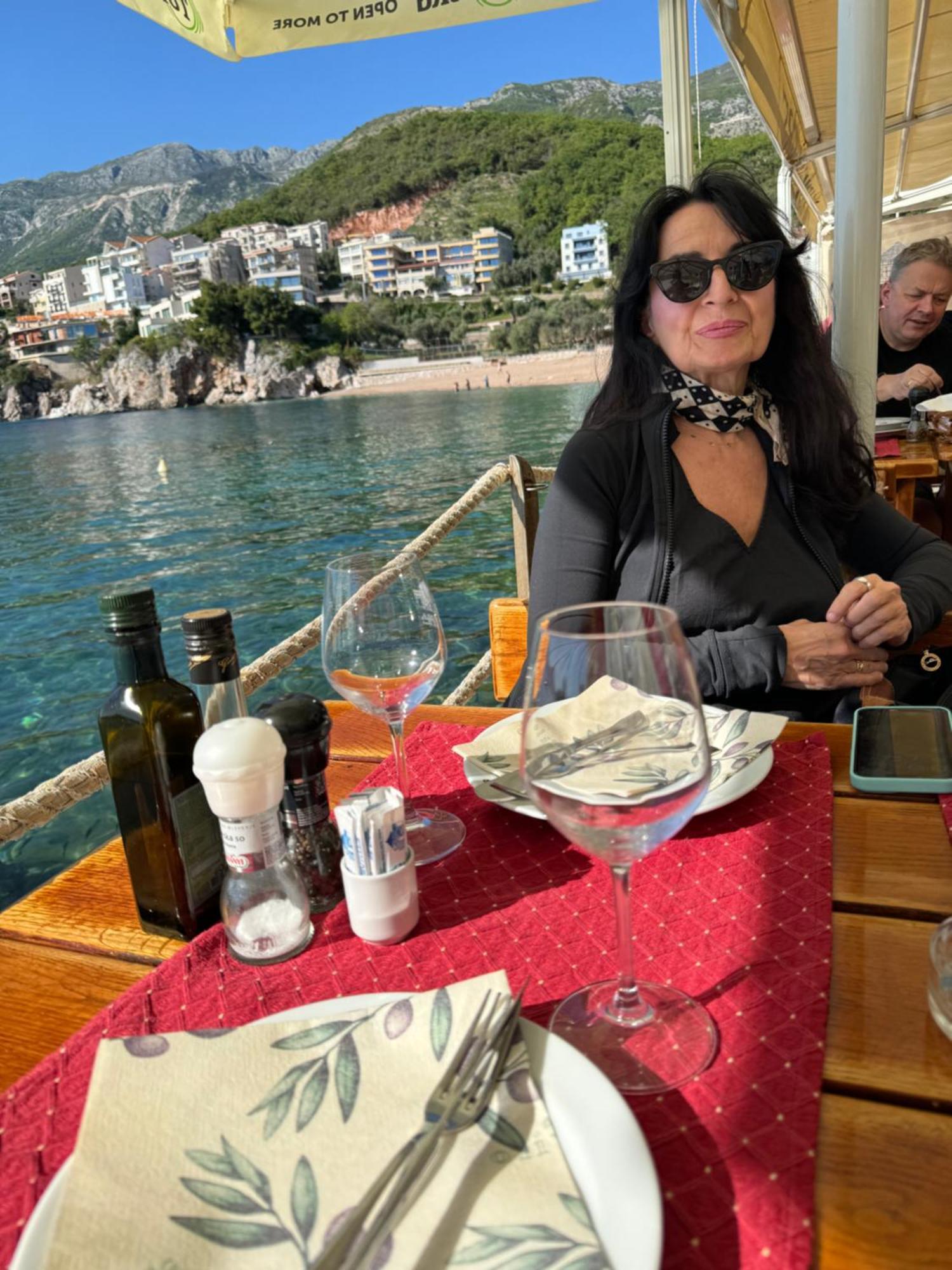 Steps To 3 Bedrooms 2 Bathrooms 2 Kitchens With A Terrace - 2 Parking Spots - Sea View * Sveti Stefan