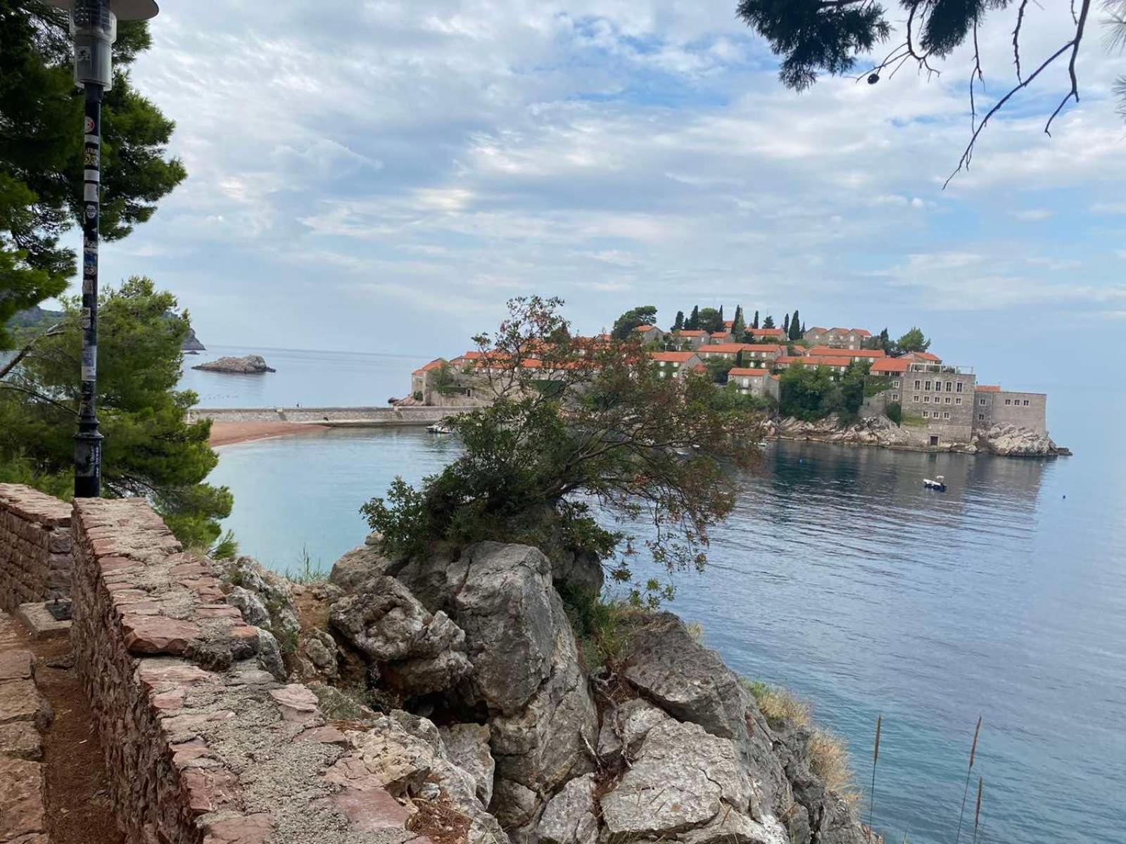 Steps To 3 Bedrooms 2 Bathrooms 2 Kitchens With A Terrace - 2 Parking Spots - Sea View Apartament *
