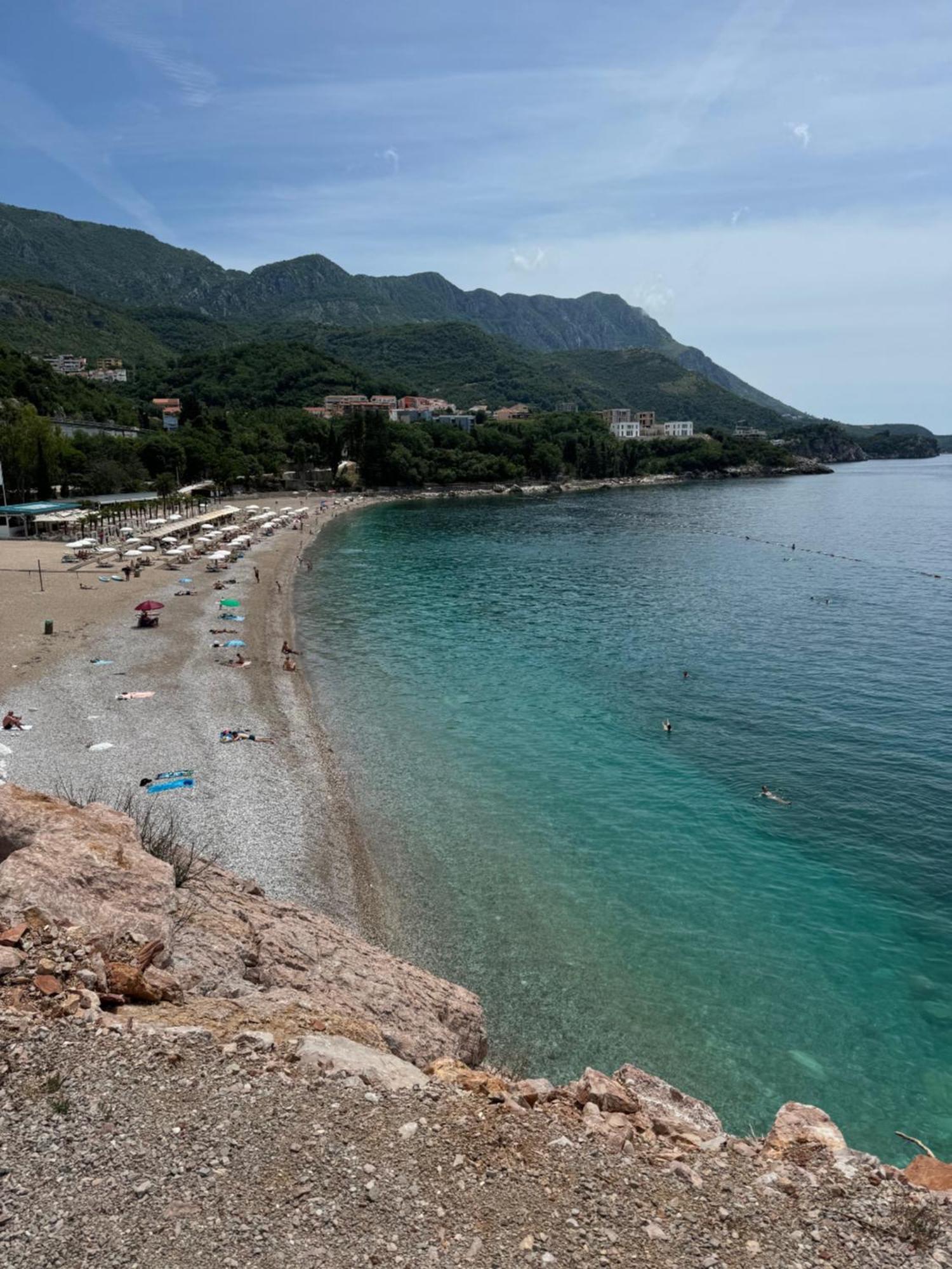 Steps To 3 Bedrooms 2 Bathrooms 2 Kitchens With A Terrace - 2 Parking Spots - Sea View Apartament Sveti Stefan