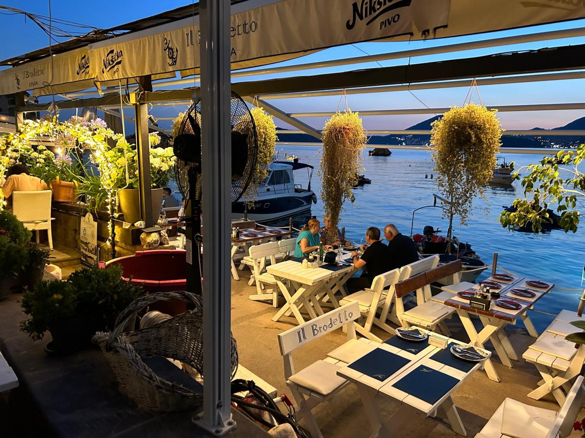 Steps To 3 Bedrooms 2 Bathrooms 2 Kitchens With A Terrace - 2 Parking Spots - Sea View Sveti Stefan
