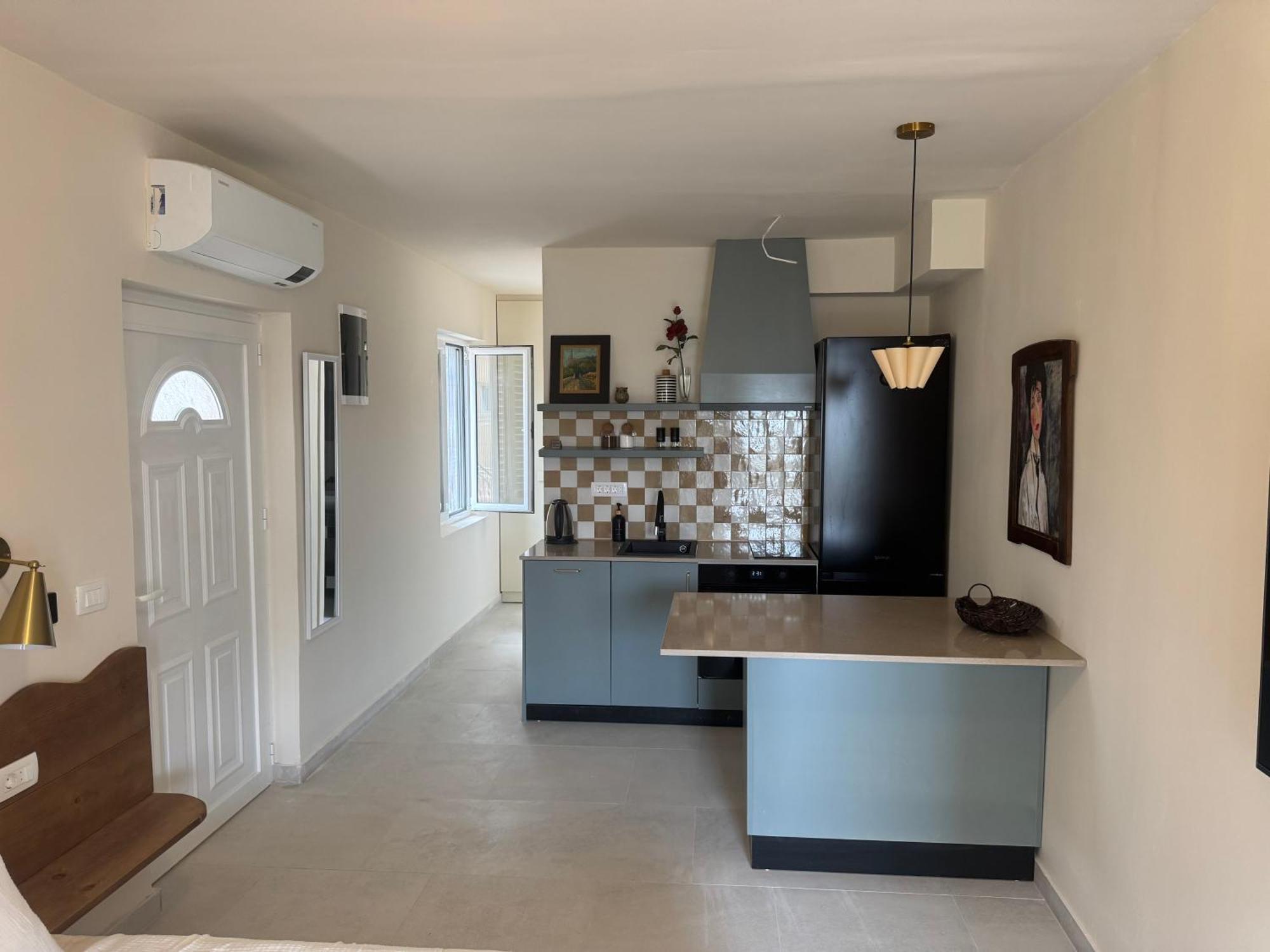Steps To 3 Bedrooms 2 Bathrooms 2 Kitchens With A Terrace - 2 Parking Spots - Sea View Apartament