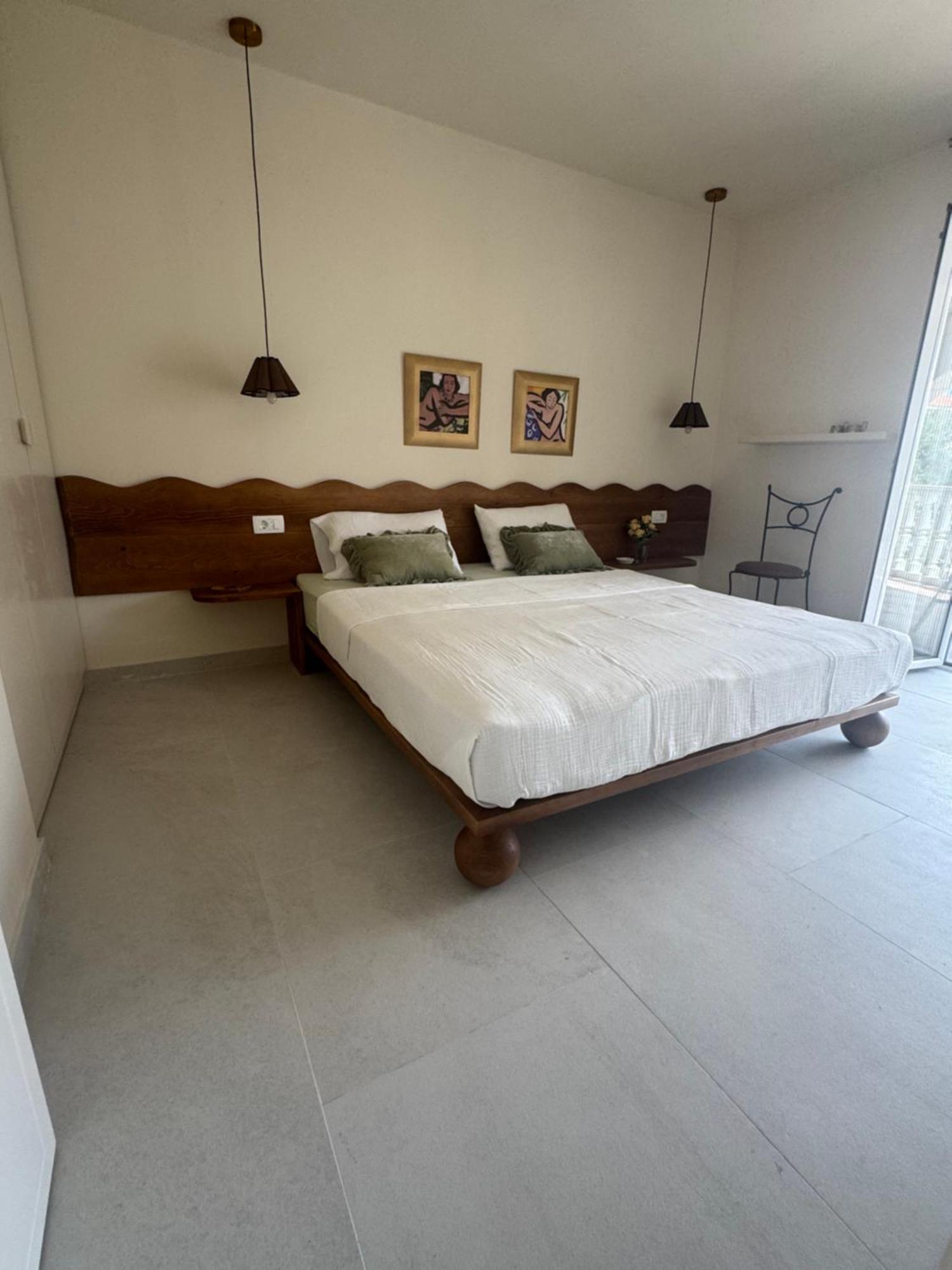 Steps To 3 Bedrooms 2 Bathrooms 2 Kitchens With A Terrace - 2 Parking Spots - Sea View