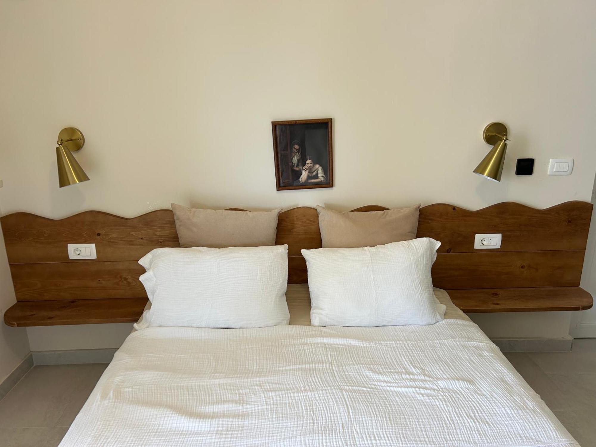Steps To 3 Bedrooms 2 Bathrooms 2 Kitchens With A Terrace - 2 Parking Spots - Sea View Apartament Sveti Stefan