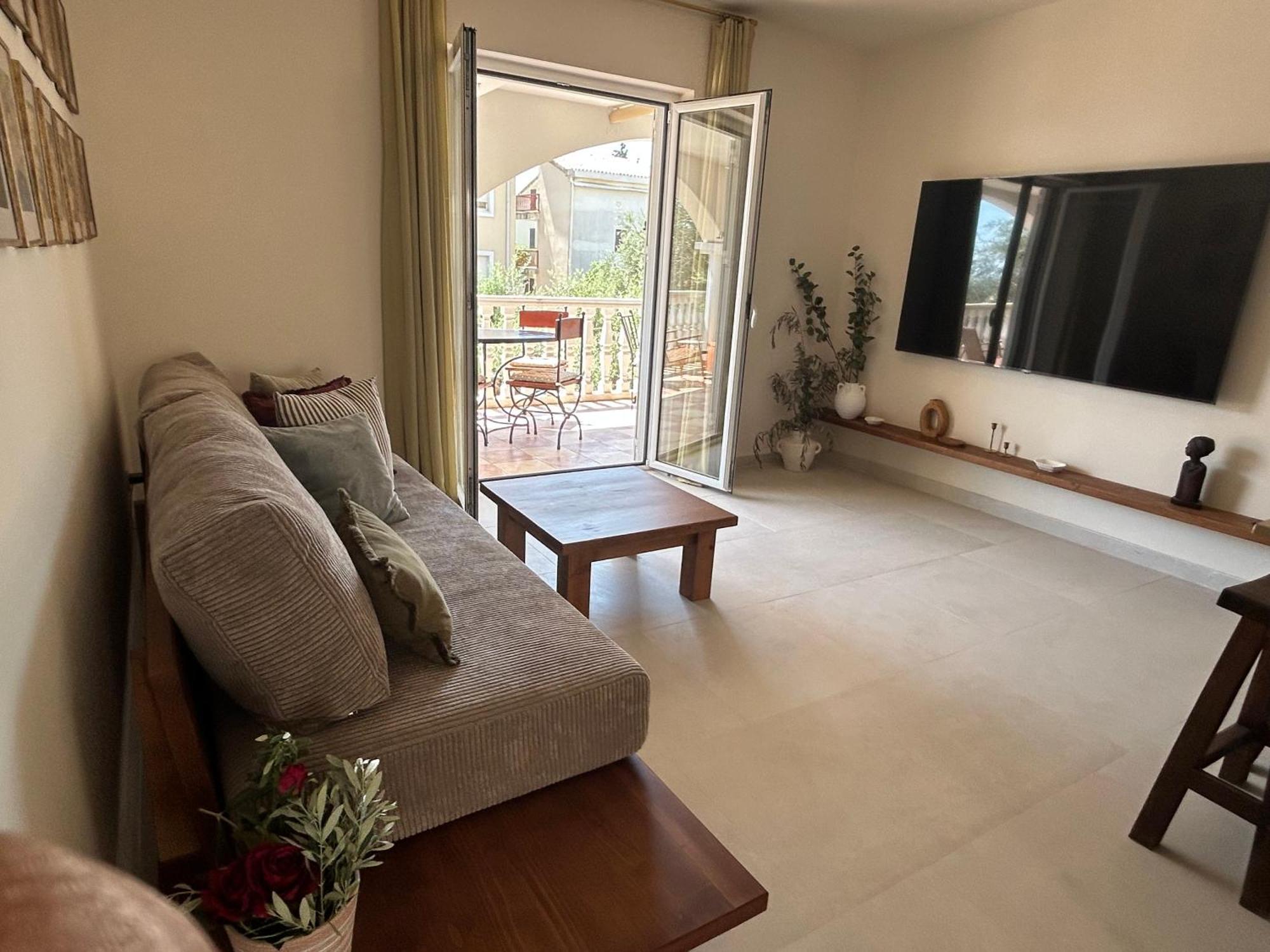 Steps To 3 Bedrooms 2 Bathrooms 2 Kitchens With A Terrace - 2 Parking Spots - Sea View