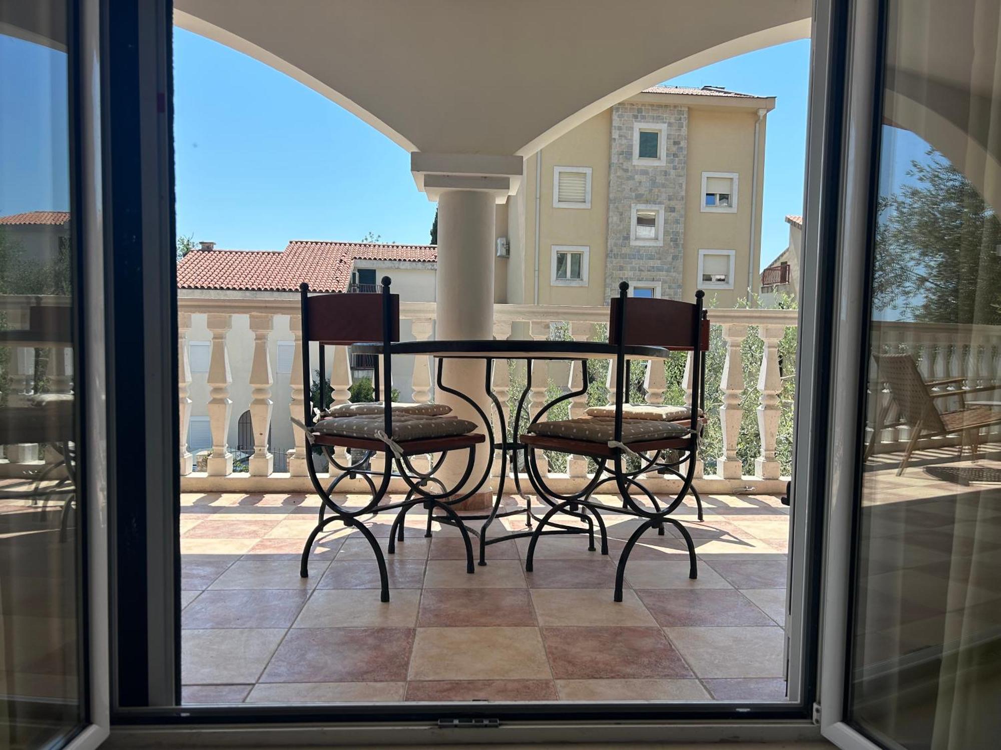 Steps To 3 Bedrooms 2 Bathrooms 2 Kitchens With A Terrace - 2 Parking Spots - Sea View