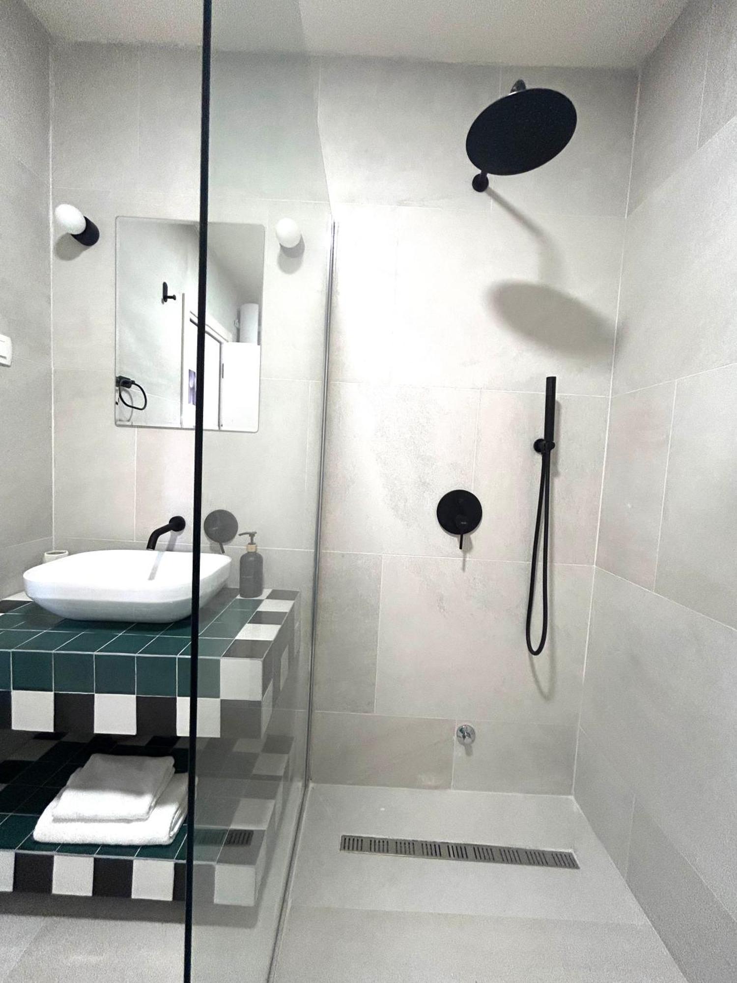 Steps To 3 Bedrooms 2 Bathrooms 2 Kitchens With A Terrace - 2 Parking Spots - Sea View